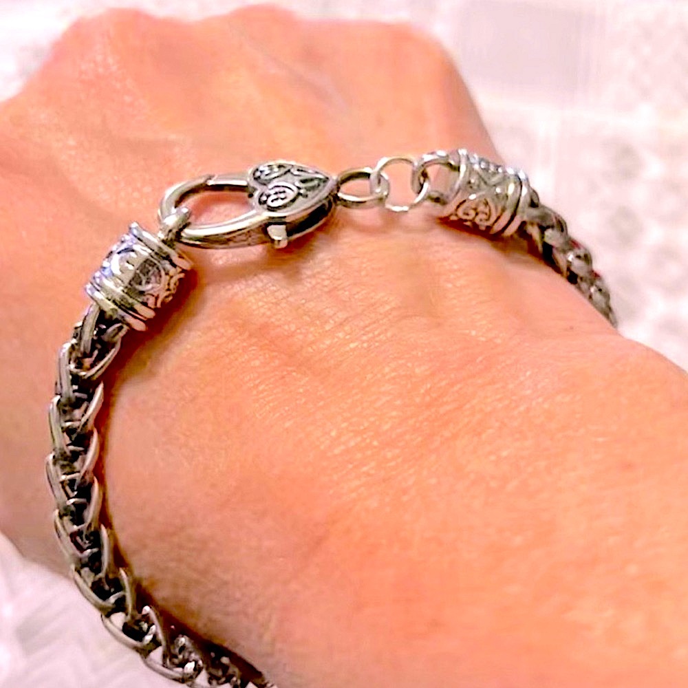 NWT 🖤 WOMEN’S 8” CHUNKY WEIGHTED WOVEN SILVER STAINLESS STEEL HEART BRACELET - Picture 1 of 7